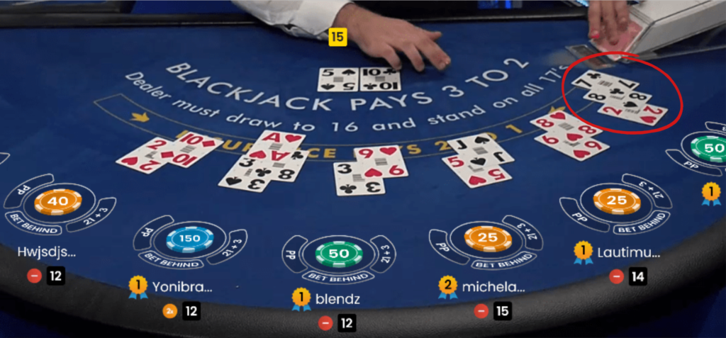 Imagem da mesa de jogo blackjack, com cartas distribuídas na mesa para os jogadores e pra banca, exemplificando o que é o blackjack. 